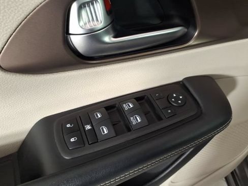 Used 2023 Chrysler Voyager LX FWD image 14