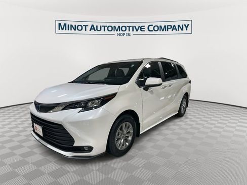 Used 2025 Toyota Sienna XLE w/ XLE Plus Package AWD/4WD image 4