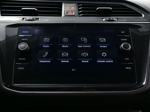 Used 2018 Volkswagen Tiguan SE FWD image 19