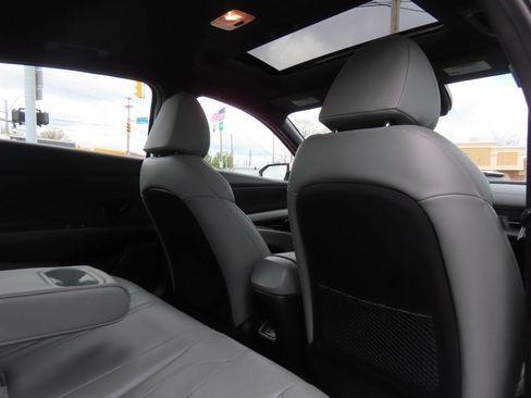 Used 2025 Hyundai Elantra Limited image 36