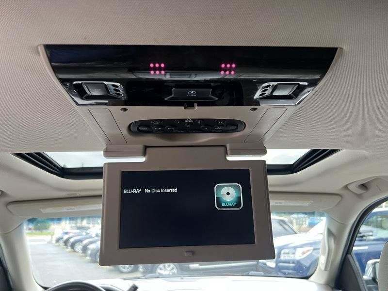 Used 2018 Chevrolet Suburban Premier AWD/4WD image 12