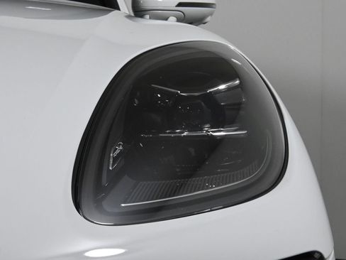Used 2026 Porsche Macan AWD/4WD image 11