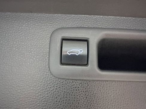 Used 2021 Toyota Highlander XLE AWD/4WD image 16