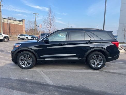 Used 2022 Ford Explorer XLT w/ Equipment Group 202A image 8