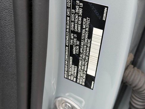Certified 2025 Volvo XC40 B5 Plus AWD/4WD image 23