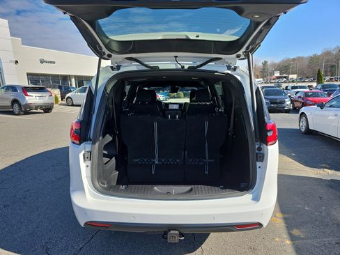 Used 2022 Chrysler Pacifica Touring-L w/ S Appearance Package image 5