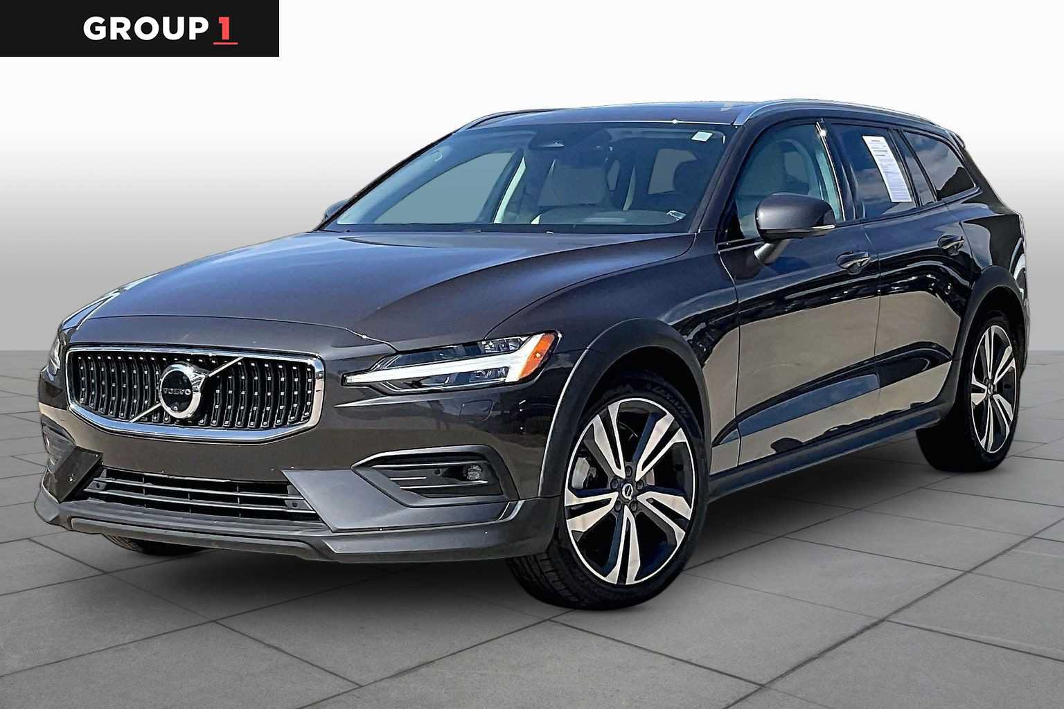 Used 2025 Volvo V60 B5 Cross Country Plus AWD/4WD image 1