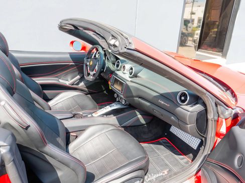 Used 2017 Ferrari California T RWD image 53