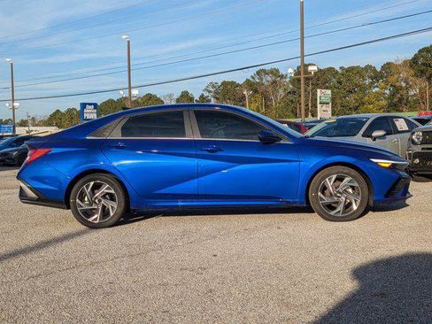 Certified 2025 Hyundai Elantra SEL image 3