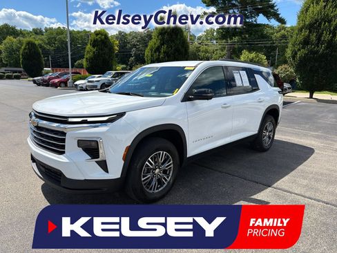 Used 2024 Chevrolet Traverse LT FWD image 1