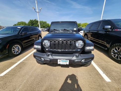 Used 2024 Jeep Gladiator Sport AWD/4WD image 2