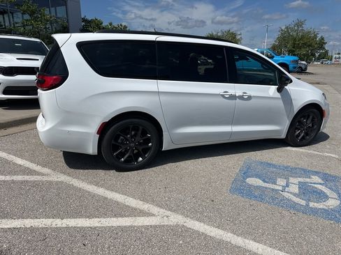 New 2025 Chrysler Pacifica Limited w/ Uconnect Theater Family Group image 30