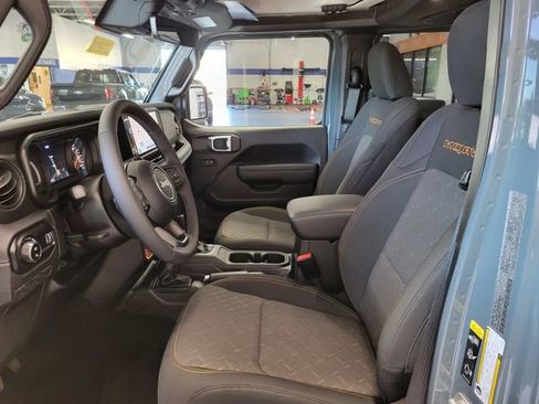 Used 2025 Jeep Gladiator Mojave w/ Safety Group image 16