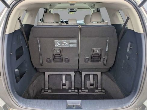 Used 2025 Kia Carnival EX FWD image 12
