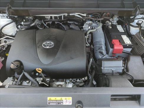 Used 2021 Toyota Highlander LE FWD image 22