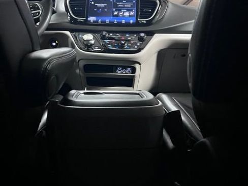 Used 2023 Chrysler Pacifica Touring-L FWD image 30