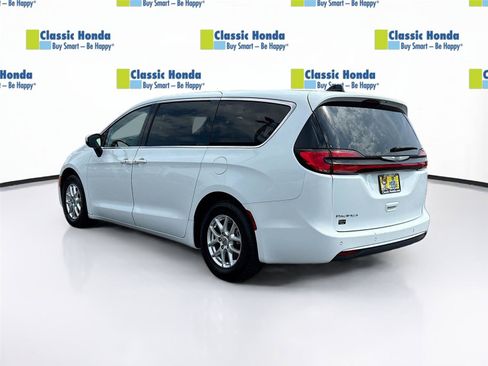 Used 2023 Chrysler Pacifica Touring-L FWD image 5