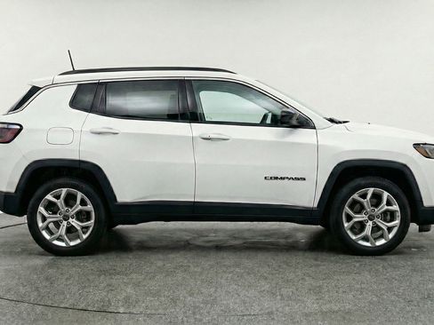Used 2025 Jeep Compass Latitude AWD/4WD image 11