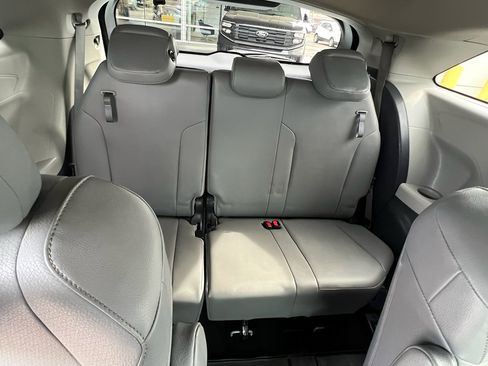 Used 2021 Toyota Sienna XLE FWD image 33