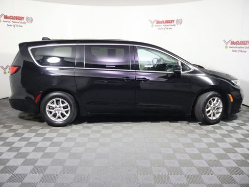 Used 2024 Chrysler Pacifica Touring-L FWD image 3