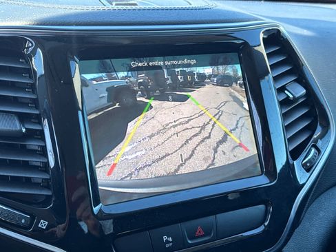 Used 2019 Jeep Cherokee Limited image 23