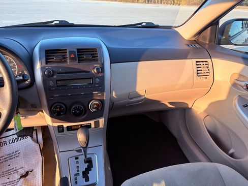 Used 2011 Toyota Corolla LE image 40