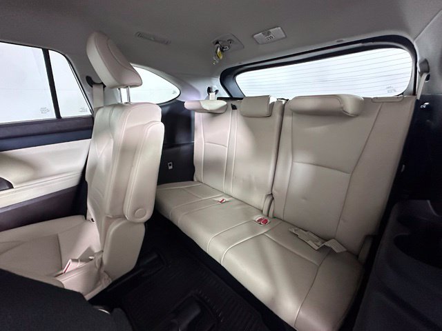Used 2022 Toyota Highlander XLE AWD/4WD image 27