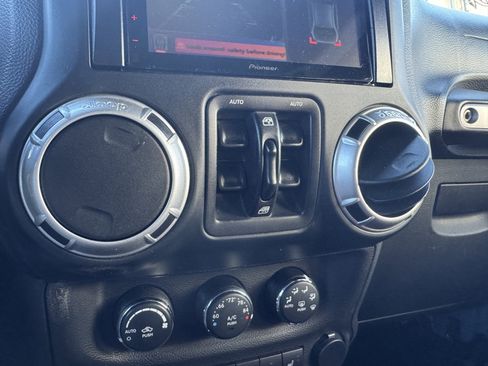 Used 2013 Jeep Wrangler Unlimited Rubicon image 26