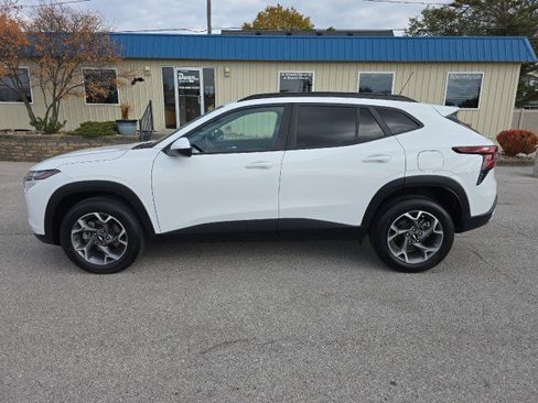 Used 2024 Chevrolet Trax LT w/ Driver Confidence Package image 5