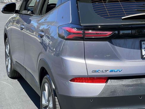 Used 2022 Chevrolet Bolt EUV LT w/ Convenience Package FWD image 55