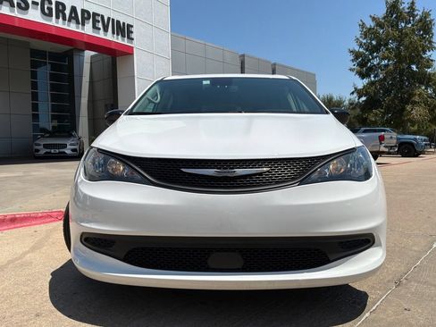 Used 2024 Chrysler Voyager LX FWD image 3