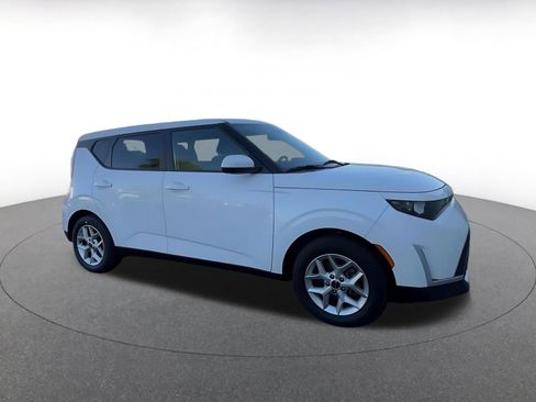 Used 2025 Kia Soul LX w/ LX Technology Package FWD image 2