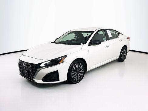 Used 2025 Nissan Altima 2.5 SV FWD image 3