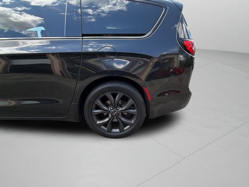 Used 2018 Chrysler Pacifica Touring-L Plus w/ Advanced Safetytec Group FWD image 36