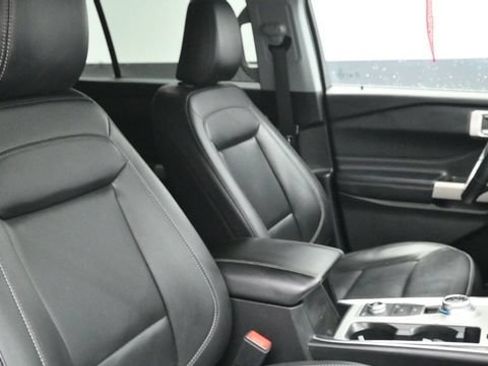Used 2022 Ford Explorer XLT w/ Equipment Group 202A AWD/4WD image 9