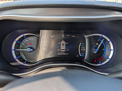 Used 2024 Chrysler Pacifica Limited FWD image 17