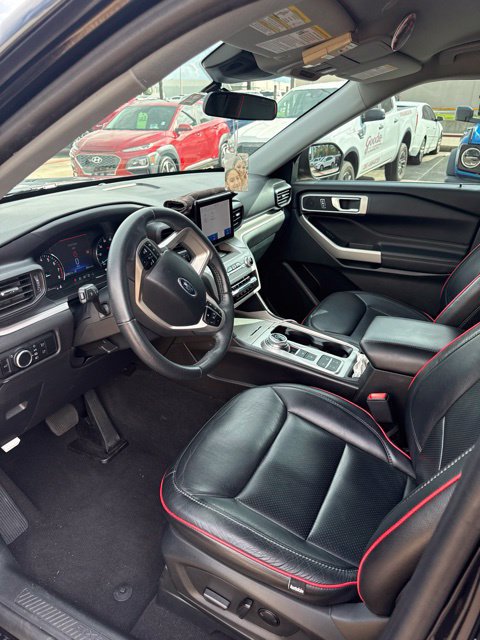 Used 2024 Ford Explorer XLT RWD image 2