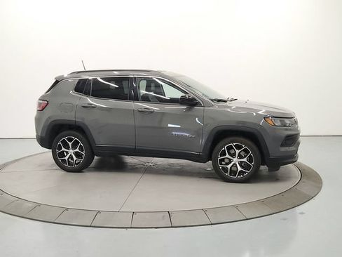 Used 2024 Jeep Compass Latitude AWD/4WD image 9