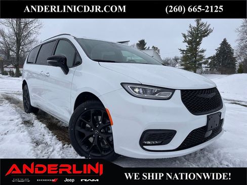 New 2026 Chrysler Pacifica Limited w/ S Appearance Package image 1