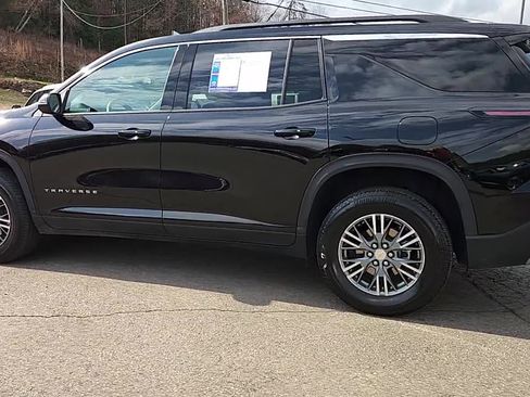 Used 2025 Chevrolet Traverse LT image 6