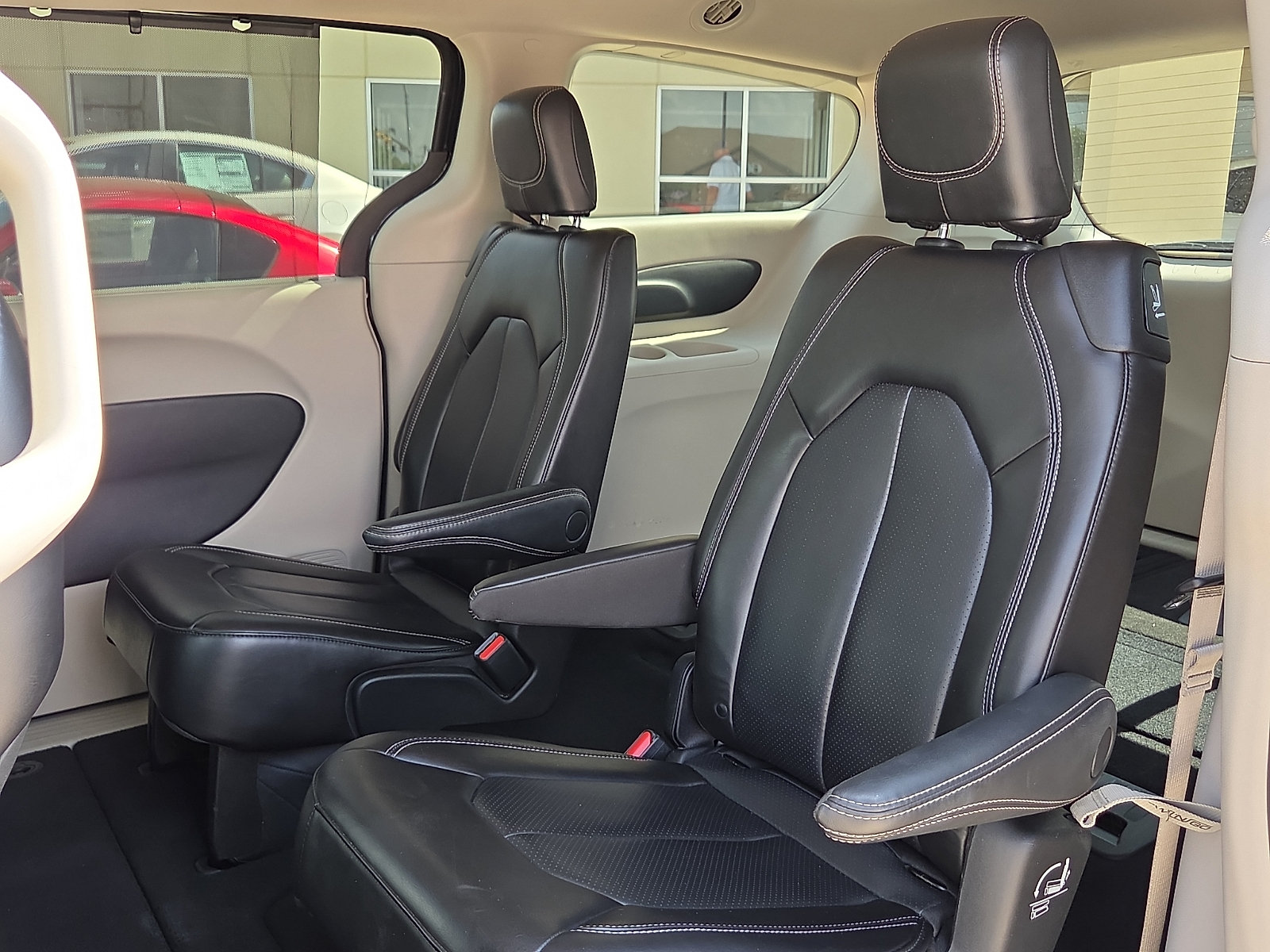Used 2023 Chrysler Pacifica Touring-L FWD image 11