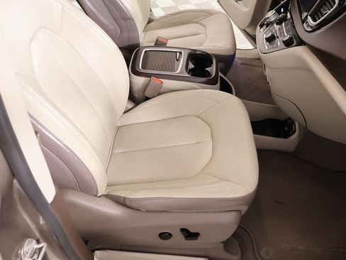 Used 2017 Chrysler Pacifica Touring-L Plus image 15