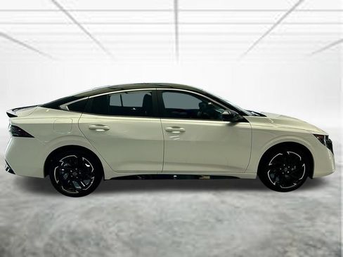 New 2026 Nissan Sentra SR w/ Floor Mat Package FWD image 4