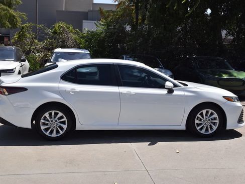 Used 2022 Toyota Camry LE FWD image 6
