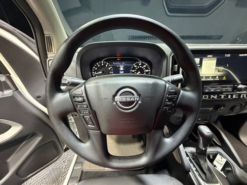 Certified 2025 Nissan Frontier SV image 9