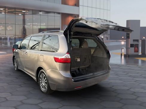 Used 2019 Toyota Sienna XLE Premium image 6