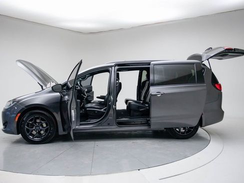 Used 2019 Chrysler Pacifica Touring-L w/ S Appearance Package image 18