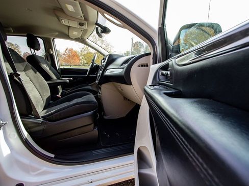 Used 2019 Dodge Grand Caravan SE w/ UConnect Hands-Free Group image 18