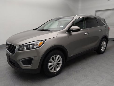Used 2016 Kia Sorento LX w/ LX Convenience Package image 2