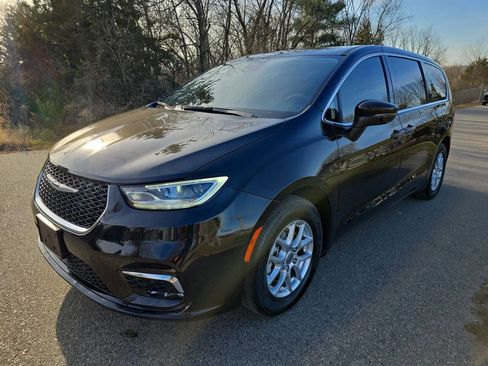 Used 2023 Chrysler Pacifica Touring-L image 2